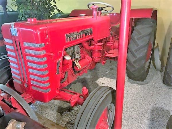 Veterantraktor - Mc Cormick - International Farmall D 430. Ca 1950. Diesel. 12 v. Tysktillverkad. Bl...